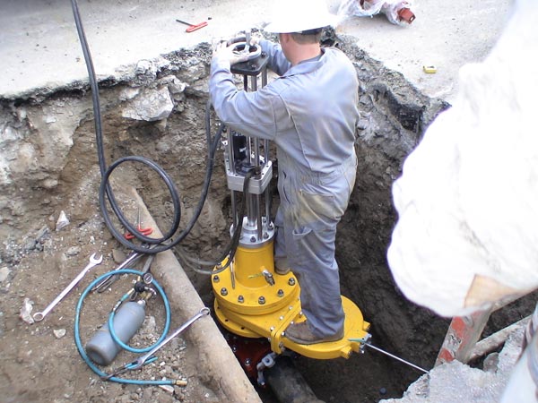  Performing hottap to retain coupon in a Insert Valve installation.
